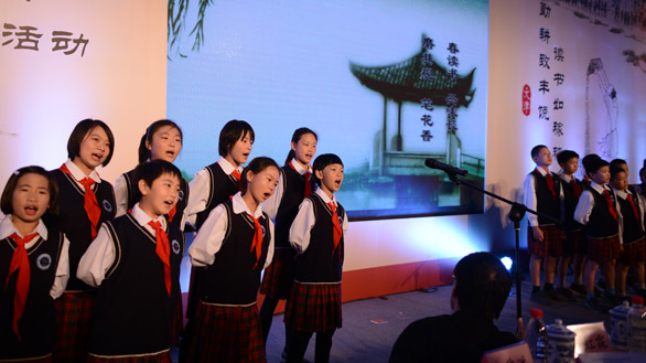 頒獎現(xiàn)場打工子弟學校學生進行了誦讀表演