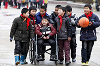 同學(xué)就是手足！安徽一男孩患病無法行走 被照顧7年