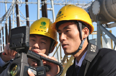 電力工作者正在認(rèn)真研究工作