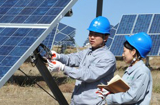 國(guó)家電網(wǎng)員工正在認(rèn)真工作