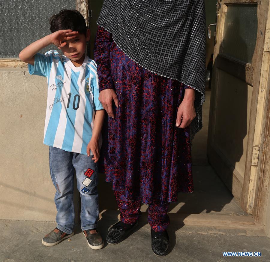 (SP)AFGHANISTAN-KABUL--LIONEL MESSI FAN-MURTAZA AHMADI