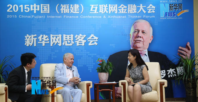 羅杰斯接受新華網(wǎng)思客專(zhuān)訪。