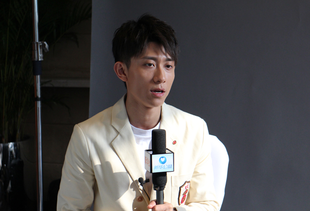 國(guó)有棟梁，大愛無(wú)疆；爾如嫩草，小愛芬芳。