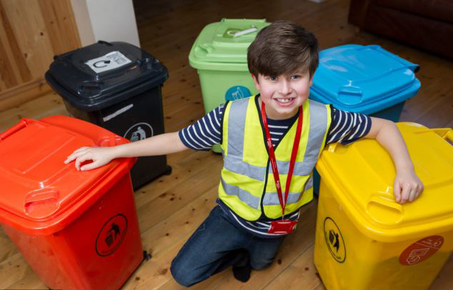 英男童愛垃圾網(wǎng)上競(jìng)價(jià)購(gòu)買垃圾車【圖】