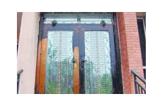 物業(yè)強行把業(yè)主房門涂黑 稱公司要求統(tǒng)一