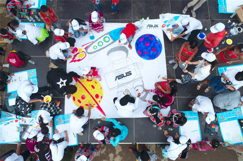 e創(chuàng)公益大使、志愿者和小朋友一同夢(mèng)想涂鴉