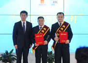 劉正榮為獲獎?wù)咭踪t孝、張海威頒獎