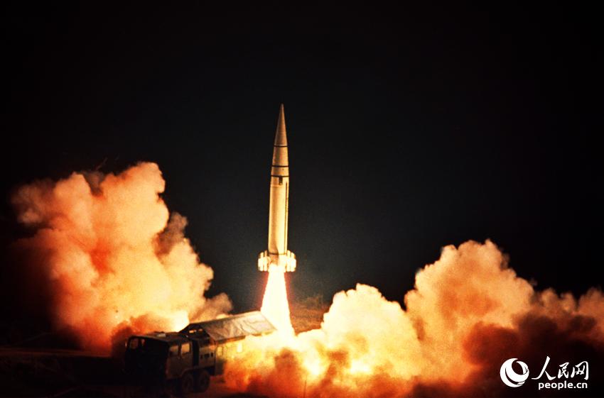 戈壁驚雷。馮根鎖攝