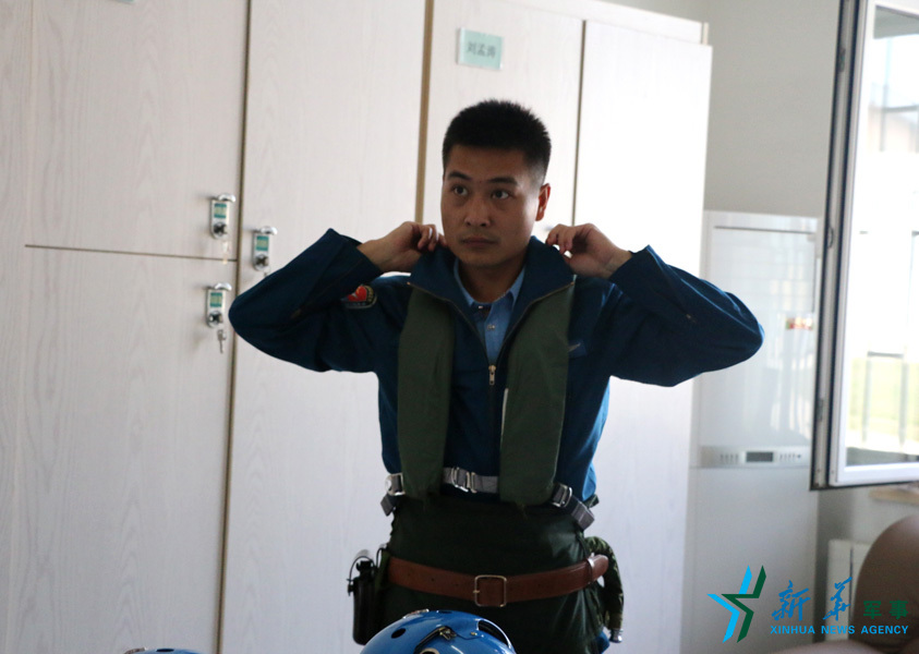 &uarr;資料圖片：張超嚴格按規(guī)定著裝參加飛行訓(xùn)練。