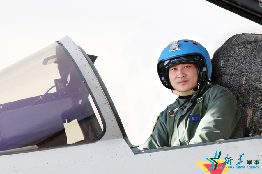 &uarr;戰(zhàn)機上準(zhǔn)備起飛的張超。