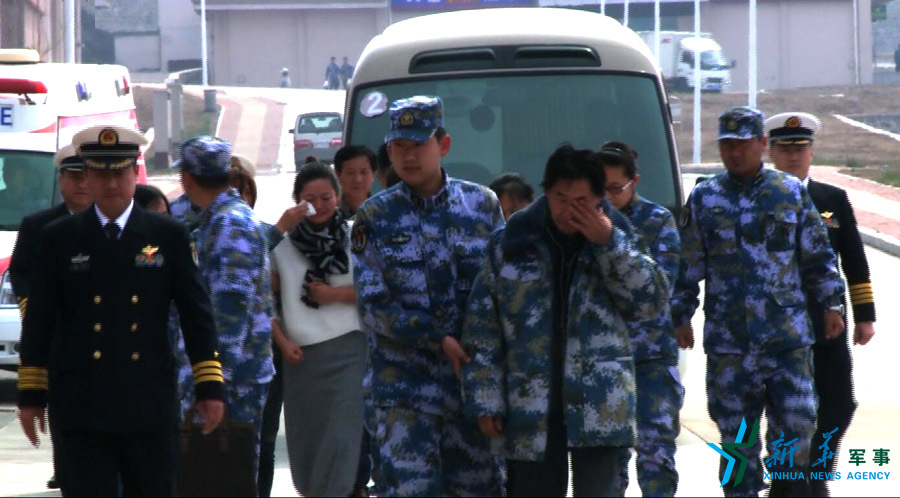 &uarr;資料圖片：張超的父親（右四）揮淚送別張超。