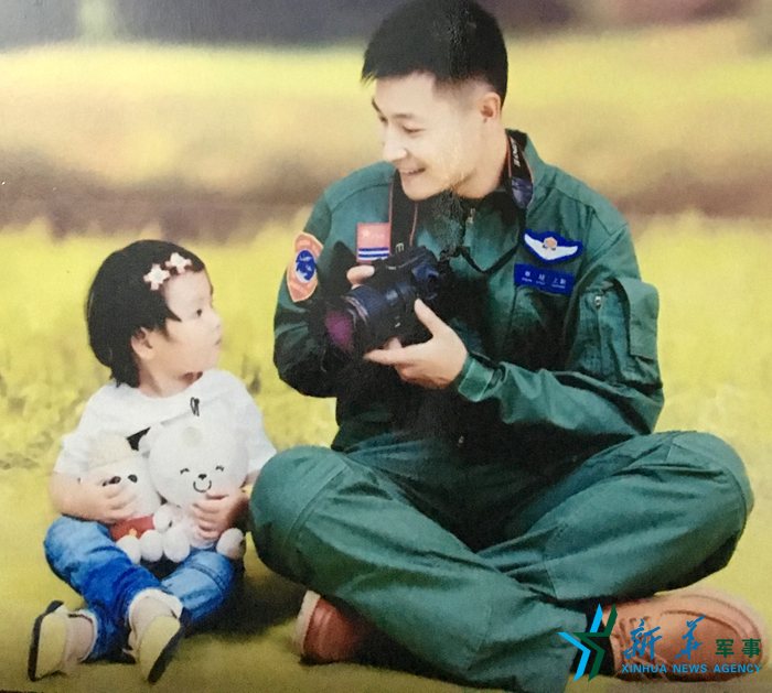 資料圖片：被選為艦載戰(zhàn)斗機飛行員的張超與女兒合影。
