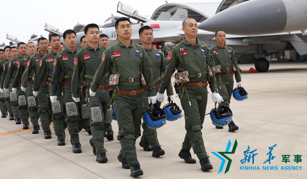 &uarr;飛行員列隊(duì)進(jìn)場。