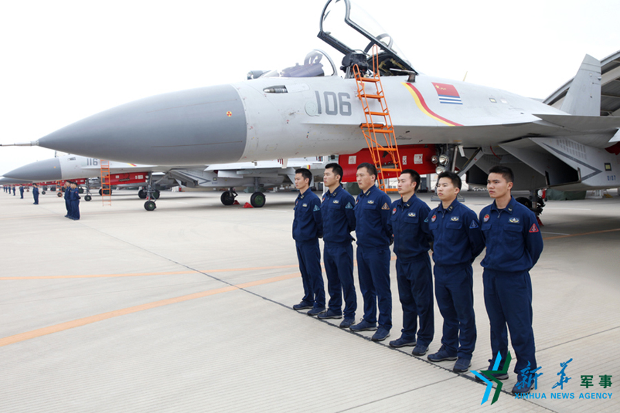 &uarr;機(jī)務(wù)官兵為戰(zhàn)鷹保駕護(hù)航。