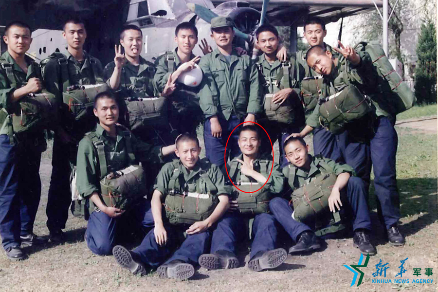 &uarr;資料圖片：張超跳傘前合影留念。