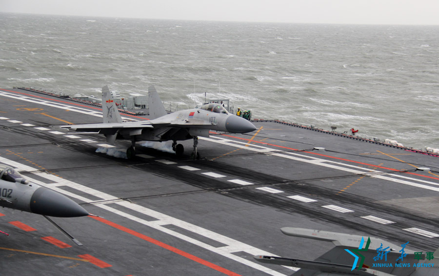 &uarr;資料圖片：艦載戰(zhàn)斗機(jī)下落著艦瞬間。