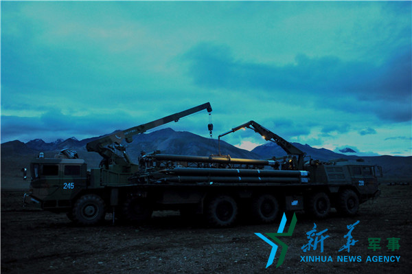 &uarr;昏暗條件下錘煉官兵火箭彈調(diào)裝技能 。（宋來蕤攝）