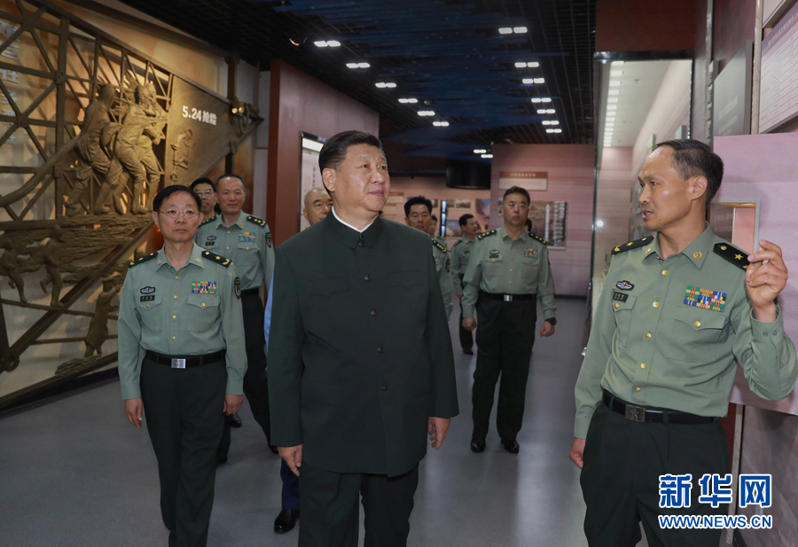6月22日，正在山西省考察工作的中共中央總書記、國家主席、中央軍委主席習(xí)近平來到駐晉部隊某基地視察調(diào)研，代表黨中央和中央軍委，向基地組建50周年致以熱烈的祝賀，向老一輩創(chuàng)業(yè)者、廣大基地官兵致以崇高的敬意和誠摯的問候。這是習(xí)近平視察基地軍史館。新華社記者 李剛 攝