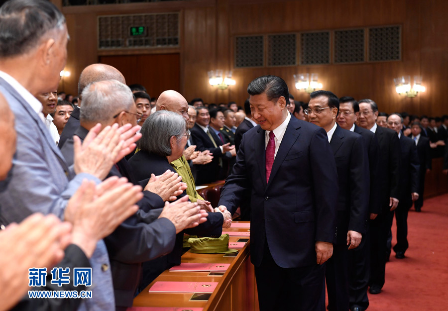 7月28日，慶祝中國(guó)人民解放軍建軍90周年文藝晚會(huì)《在黨的旗幟下》在北京人民大會(huì)堂舉行。中共中央總書記、國(guó)家主席、中央軍委主席習(xí)近平和李克強(qiáng)、張德江、俞正聲、劉云山、王岐山、張高麗等黨和國(guó)家領(lǐng)導(dǎo)人，與首都3000多名各界群眾一起觀看演出。演出開始前，習(xí)近平等與老戰(zhàn)士、老同志代表和&ldquo;八一勛章&rdquo;獲得者親切握手。新華社記者 李學(xué)仁 攝