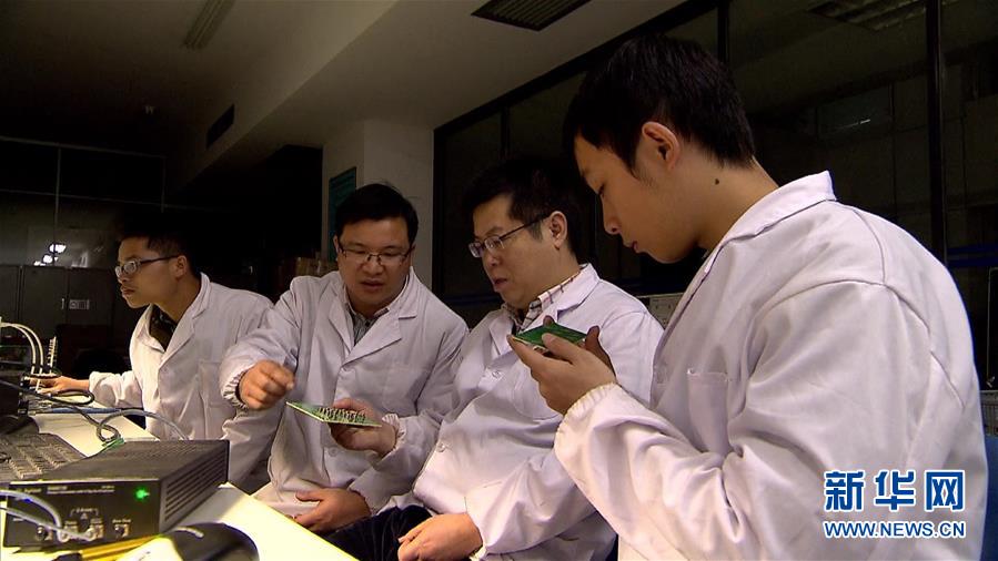 (圖文互動(dòng))讓五星紅旗飄揚(yáng)在世界“超算”之巔——記國(guó)防科大計(jì)算機(jī)學(xué)院院長(zhǎng)廖湘科