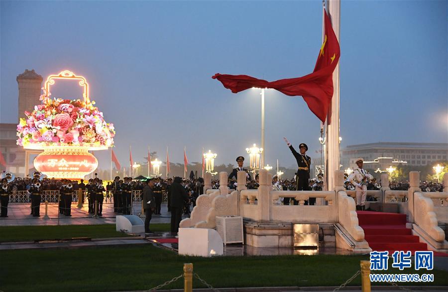 （在習(xí)近平強軍思想指引下&middot;我們在戰(zhàn)位報告&middot;圖文互動）（3）護衛(wèi)國旗　重于生命&mdash;&mdash;中國人民解放軍儀仗大隊國旗護衛(wèi)隊執(zhí)行國旗升降任務(wù)記事