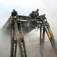 實拍解放軍架設(shè)&ldquo;大塊頭&rdquo;自動化鋼橋