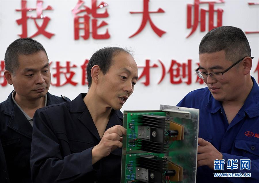 （圖片故事）（7）&ldquo;機(jī)車醫(yī)生&rdquo;李向前：&ldquo;望聞問切&rdquo;保安全