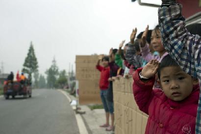 向救援人員敬禮！