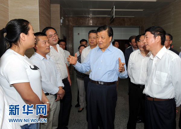 這是7月18日，劉云山在青海省政府行政服務和公共資源交易中心調(diào)研。新華社記者 饒愛民 攝