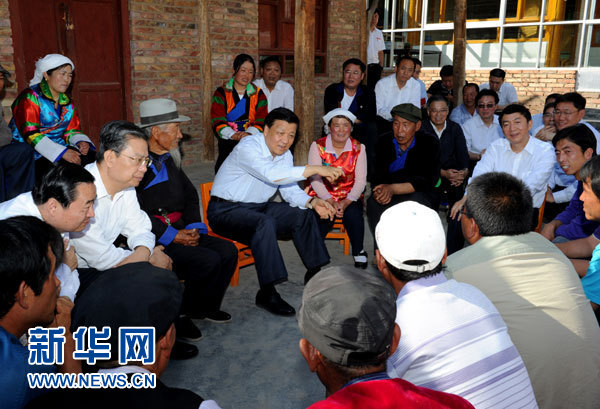 這是7月17日，劉云山在海東市互助土族自治縣東山鄉(xiāng)白牙合村同基層干部群眾座談。新華社記者 饒愛民 攝 