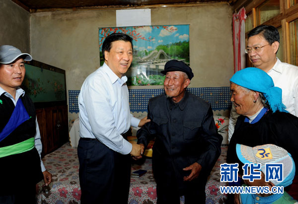 7月17日至19日，中共中央政治局常委、中央書記處書記劉云山在青海調(diào)研。這是7月17日，劉云山在海東市互助土族自治縣東山鄉(xiāng)白牙合村看望老黨員。新華社記者 饒愛民 攝