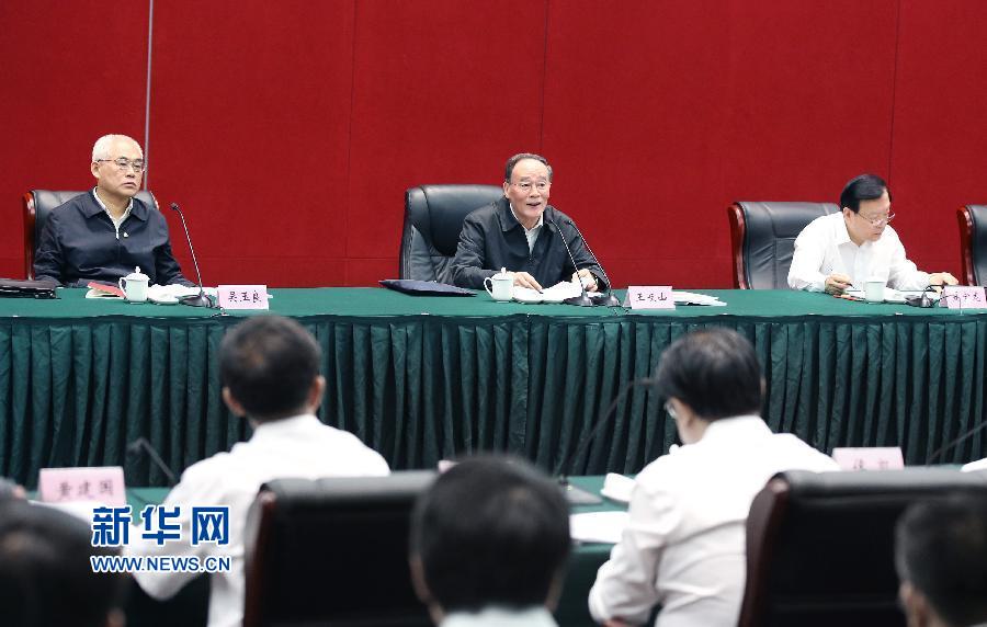 5月8日至10日，中共中央政治局常委、中央紀(jì)委書記王岐山到浙江省調(diào)研，并主持召開部分省區(qū)市紀(jì)委書記座談會。這是5月9日，王岐山在嘉興主持召開部分省區(qū)市紀(jì)委書記座談會。新華社記者 姚大偉 攝 