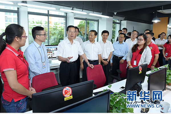 9月16日至18日，中共中央政治局常委、國務(wù)院副總理張高麗在廣西調(diào)研。這是9月17日，張高麗在南寧美麗傳說公司調(diào)研承接產(chǎn)業(yè)轉(zhuǎn)移和開展跨境電子商務(wù)情況。 新華社記者張鐸攝 