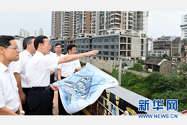 9月16日至18日，中共中央政治局常委、國務(wù)院副總理張高麗在廣西調(diào)研。這是9月16日，張高麗實地考察南寧水街棚戶區(qū)改造項目現(xiàn)場。 新華社記者張鐸攝 