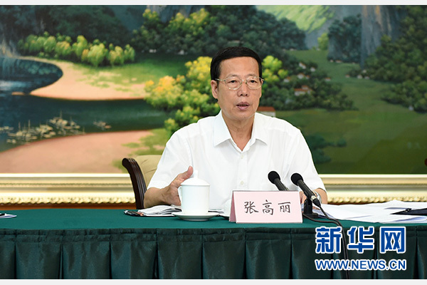 9月16日至18日，中共中央政治局常委、國務(wù)院副總理張高麗在廣西調(diào)研。這是9月17日，張高麗在南寧主持召開&ldquo;十三五&rdquo;規(guī)劃編制工作座談會。 新華社記者張鐸攝 