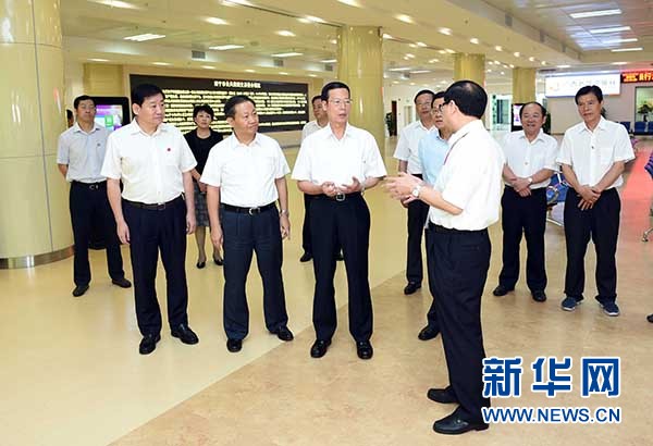 9月16日至18日，中共中央政治局常委、國務(wù)院副總理張高麗在廣西調(diào)研。這是9月17日，張高麗在南寧市公共資源交易中心對外服務(wù)大廳了解自治區(qū)簡政放權(quán)有關(guān)工作。 新華社記者張鐸攝