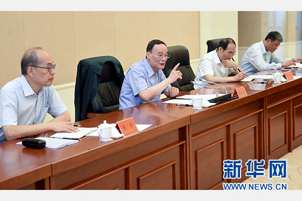 9月24日至26日，中共中央政治局常委、中央紀(jì)委書記王岐山在福建調(diào)研。這是9月25日，王岐山在上杭縣古田鎮(zhèn)主持召開座談會，聽取黨員和群眾代表對修訂廉政準(zhǔn)則和黨紀(jì)處分條例的意見建議。新華社記者張鐸攝