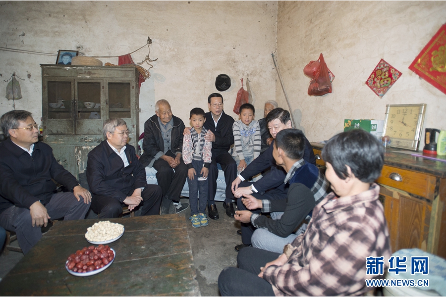 10月22日至23日，中共中央政治局常委、國(guó)務(wù)院副總理張高麗在山東調(diào)研扶貧工作情況。這是10月22日，張高麗在菏澤市巨野縣田莊鎮(zhèn)后屯村入戶(hù)看望生活困難村民。 新華社記者 王曄 攝