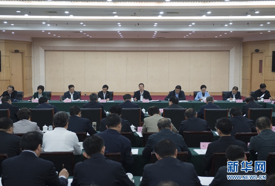 10月22日至23日，中共中央政治局常委、國(guó)務(wù)院副總理張高麗在山東調(diào)研扶貧工作情況。這是10月23日，張高麗在菏澤市主持召開(kāi)扶貧工作座談會(huì)。 新華社記者 王曄 攝