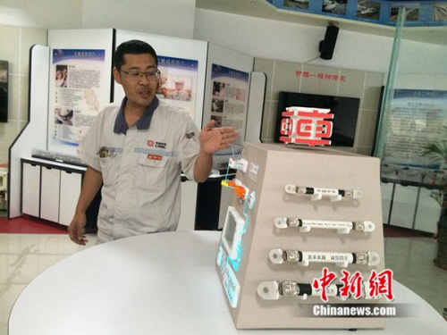 周勇在工作室介紹他制作的模型。中新網(wǎng) 邱宇 攝