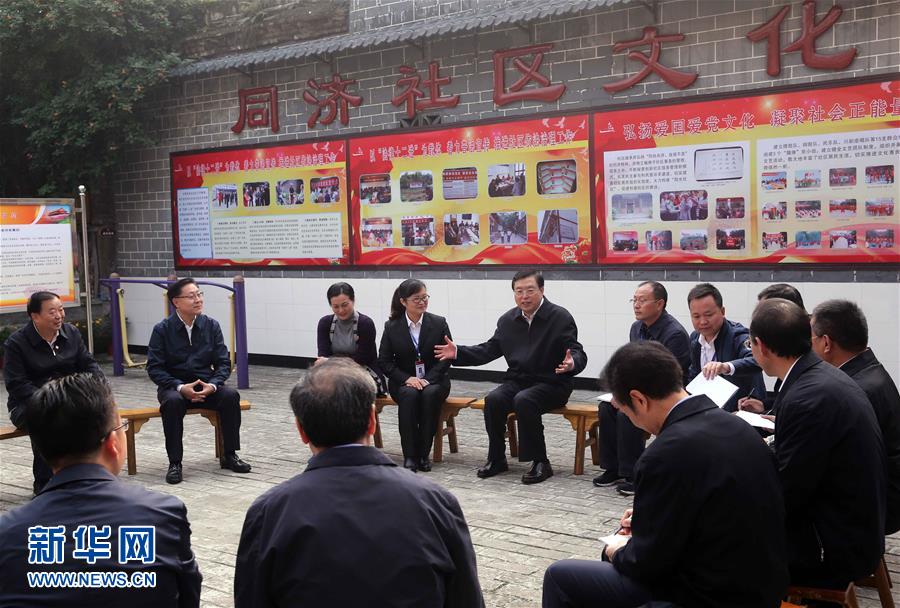 這是11月21日，張德江來到宜賓李莊鎮(zhèn)同濟(jì)社區(qū)，了解社區(qū)的工作情況。 新華社記者 劉衛(wèi)兵 攝 