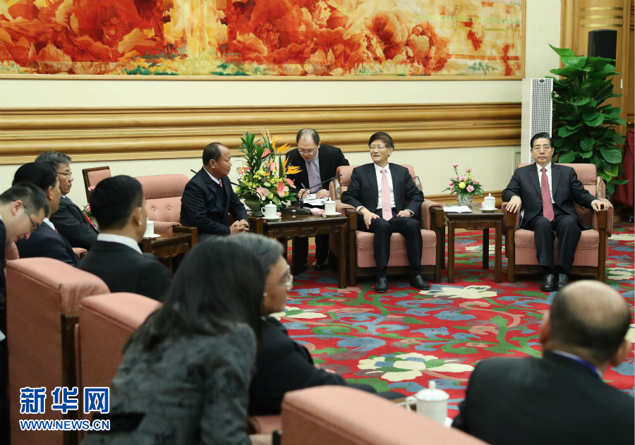 12月27日，中共中央政治局委員、中央政法委書記孟建柱在北京集體會(huì)見(jiàn)出席湄公河流域執(zhí)法安全合作機(jī)制成立五周年部長(zhǎng)級(jí)會(huì)議的各國(guó)代表團(tuán)團(tuán)長(zhǎng)。新華社記者 王曄 攝 