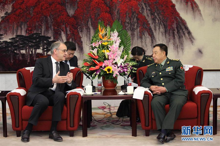 3月31日，中央軍委副主席范長龍?jiān)诒本?huì)見來訪的瑞士國防、民防和體育部長帕莫蘭。 新華社記者 劉芳 攝