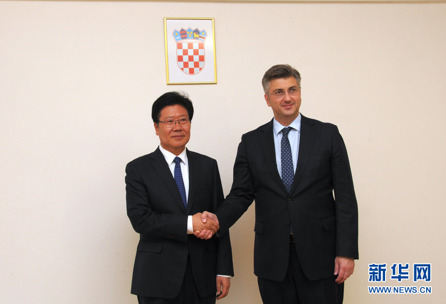 4月10日，克羅地亞民主共同體主席、政府總理普連科維奇（右）在薩格勒布會見中共中央政治局委員、中央黨的建設工作領導小組副組長張春賢。新華社記者薛群攝