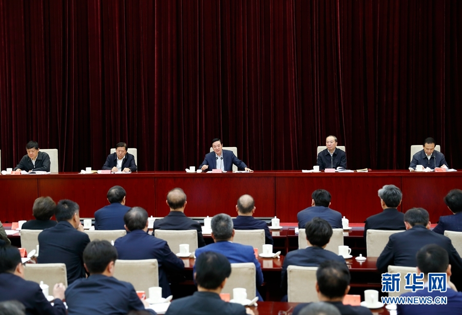 4月13日，中央宣傳部、中央政法委在北京召開貫徹落實(shí)《關(guān)于進(jìn)一步把社會(huì)主義核心價(jià)值觀融入法治建設(shè)的指導(dǎo)意見》電視電話會(huì)議。中共中央政治局委員、中央書記處書記、中宣部部長(zhǎng)劉奇葆出席會(huì)議并講話。新華社記者丁海濤攝