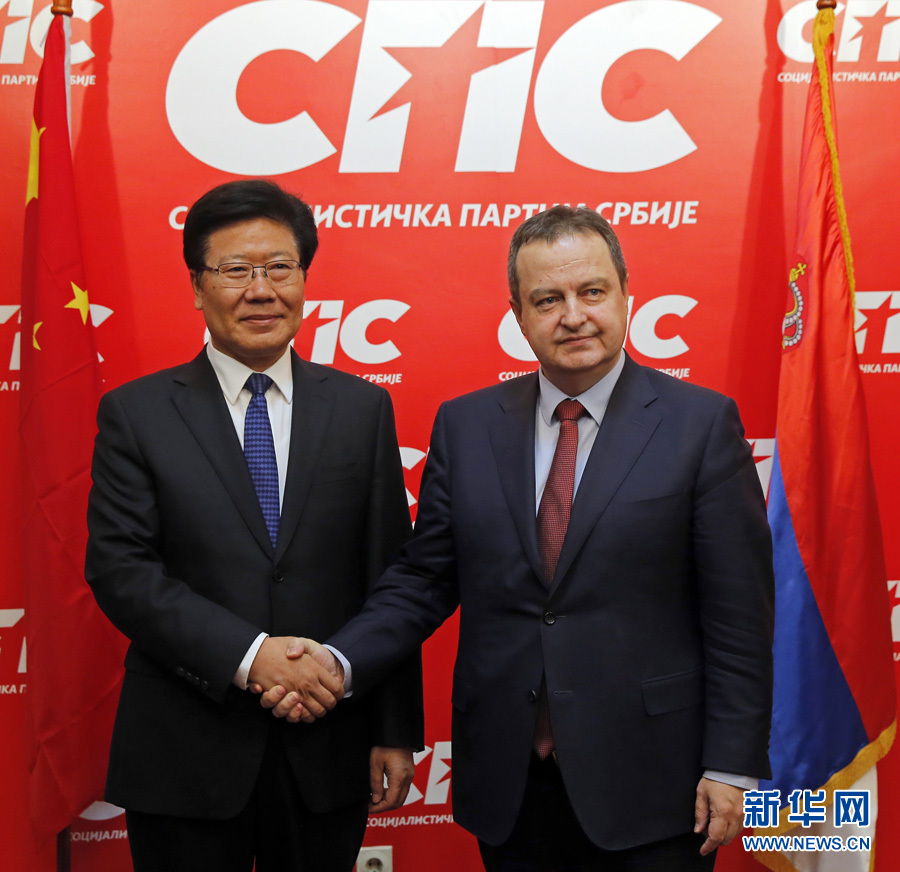 4月13日，中共中央政治局委員、中央黨的建設(shè)工作領(lǐng)導(dǎo)小組副組長張春賢（左）在塞爾維亞貝爾格萊德會見塞社會黨主席、政府第一副總理兼外長達(dá)契奇。新華社發(fā)（普雷德拉格&middot;米洛薩夫列維奇攝）