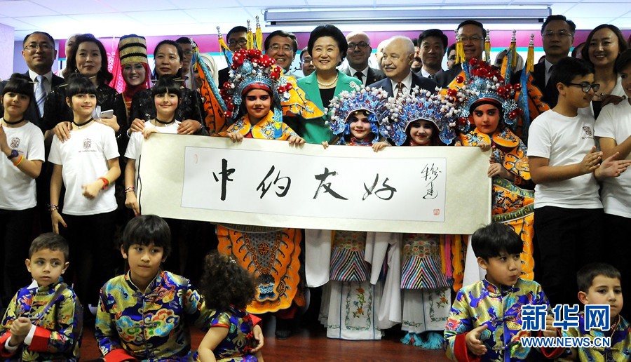 4月20日，在約旦首都安曼，中國(guó)國(guó)務(wù)院副總理劉延?xùn)|（中）考察TAG孔子學(xué)院。 新華社記者林曉蔚攝