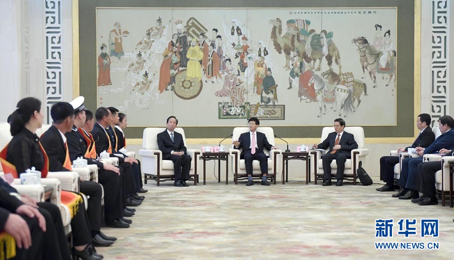 4月24日，第十三屆全國見義勇為英雄模范表彰大會在北京人民大會堂召開。會前，中共中央政治局委員、中央政法委書記孟建柱與見義勇為英雄模范及家屬代表座談。國務委員、公安部部長郭聲琨出席座談會并在表彰大會上講話。新華社記者 張鐸 攝