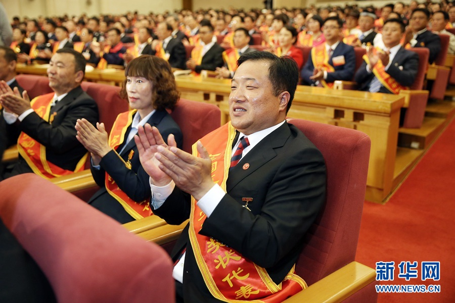 這是與會(huì)代表在表彰大會(huì)上鼓掌。新華社記者 才揚(yáng) 攝