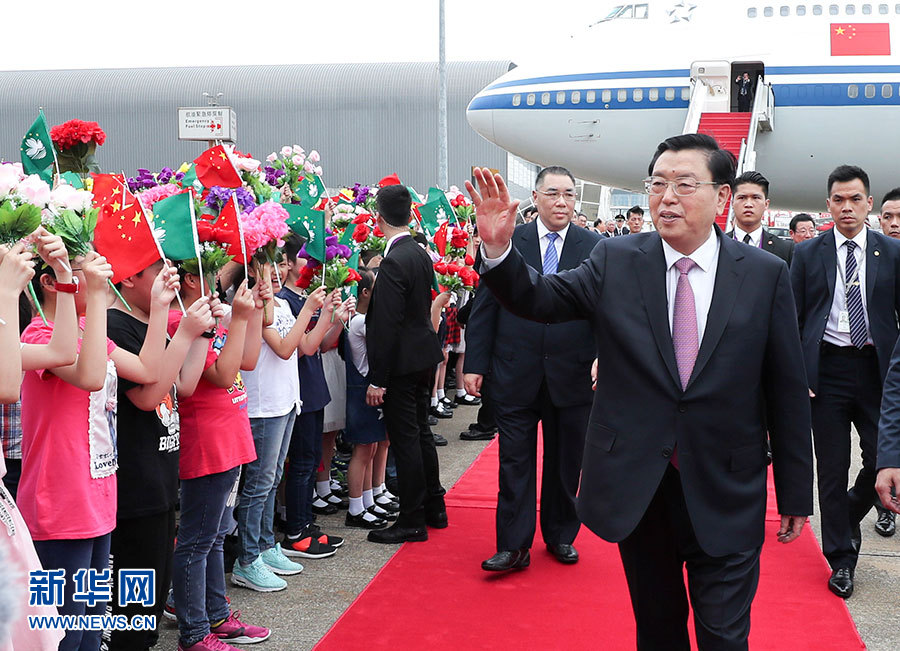 5月8日至10日，中共中央政治局常委、全國(guó)人大常委會(huì)委員長(zhǎng)張德江視察澳門特別行政區(qū)。這是5月8日，張德江抵達(dá)澳門國(guó)際機(jī)場(chǎng)。 新華社記者龐興雷 攝 
